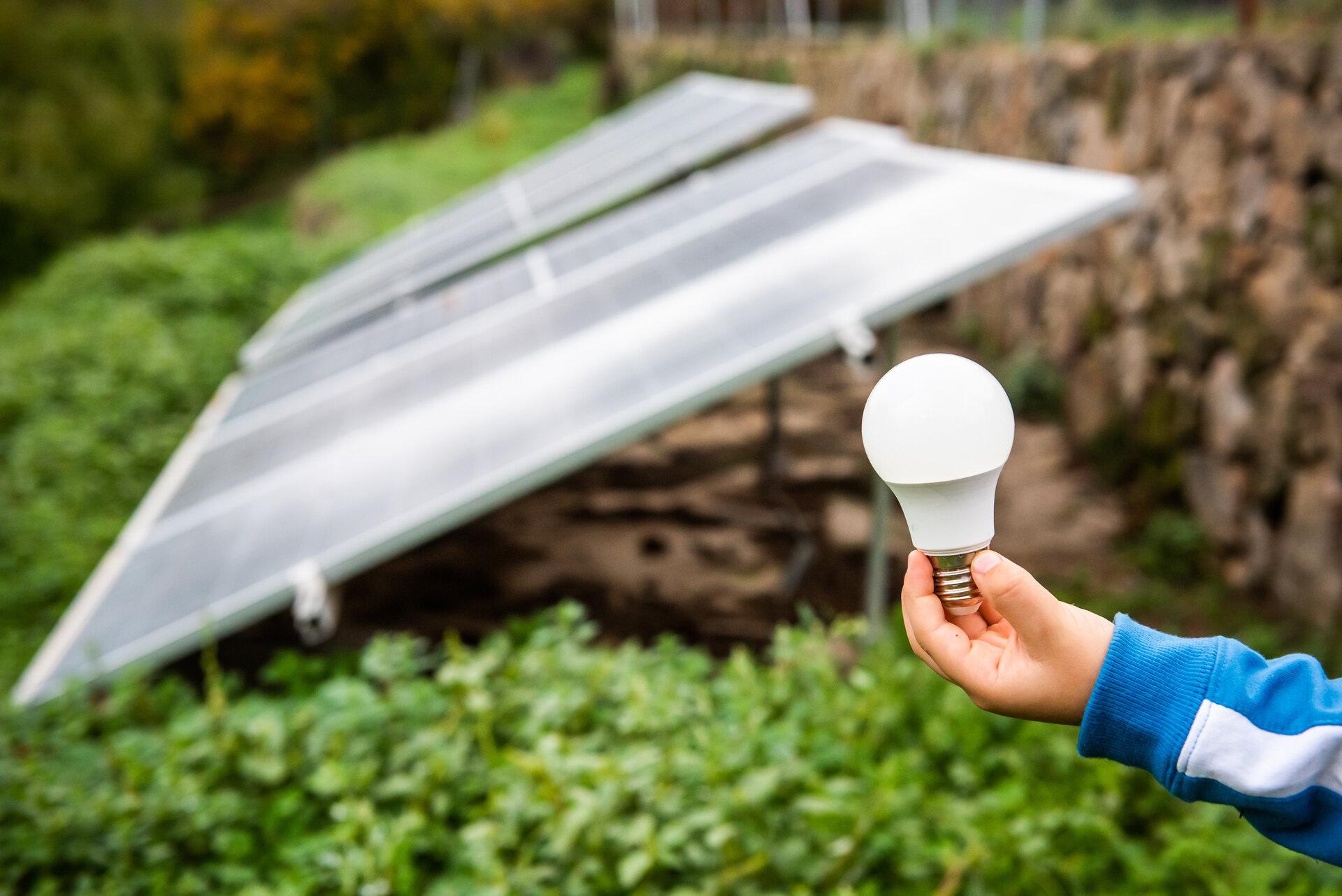 Solarpanel, das an einem bewölkten Tag im Garten eines Hauses installiert ist und saubere Energie erzeugt, ist die Zukunft der erneuerbaren Energie.