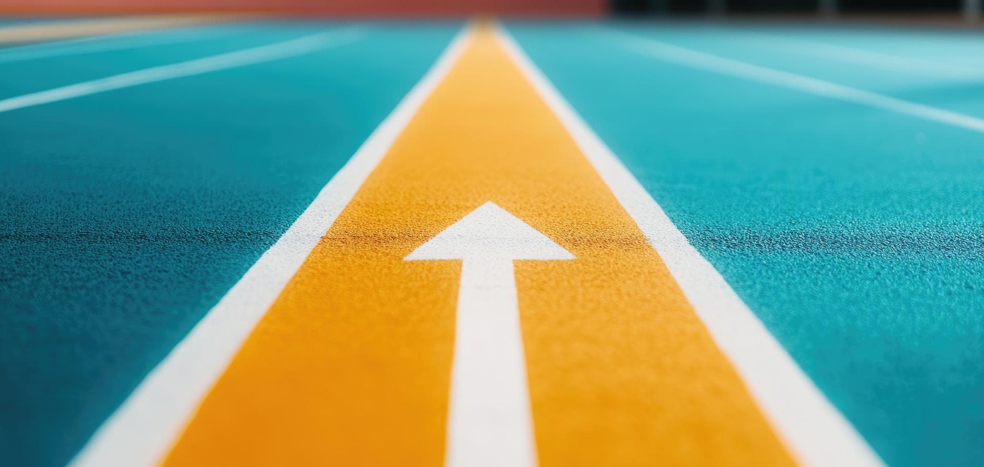Straßenmarkierung mit Pfeil auf Sportfläche