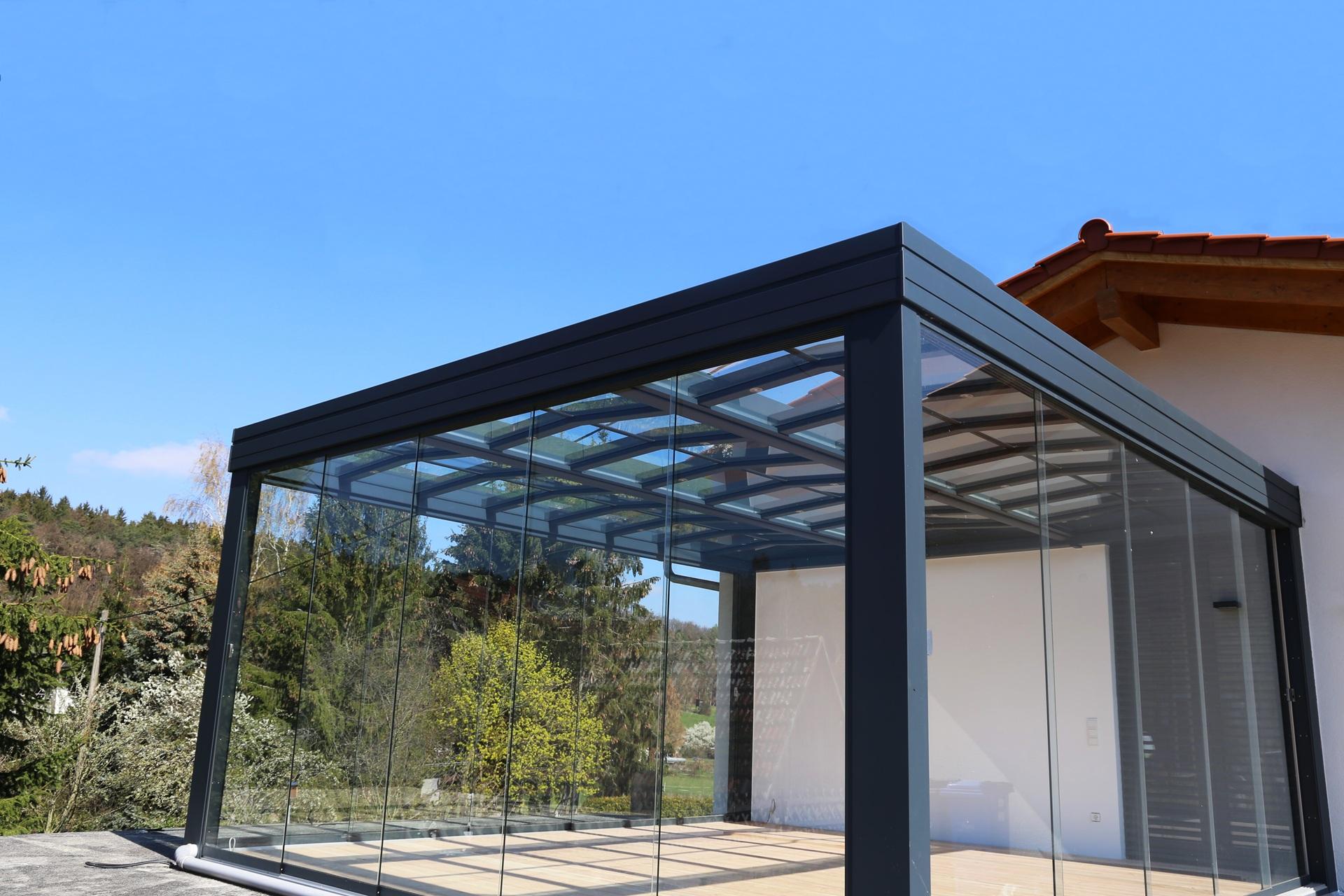 Glasanbau mit moderner Poolüberdachung