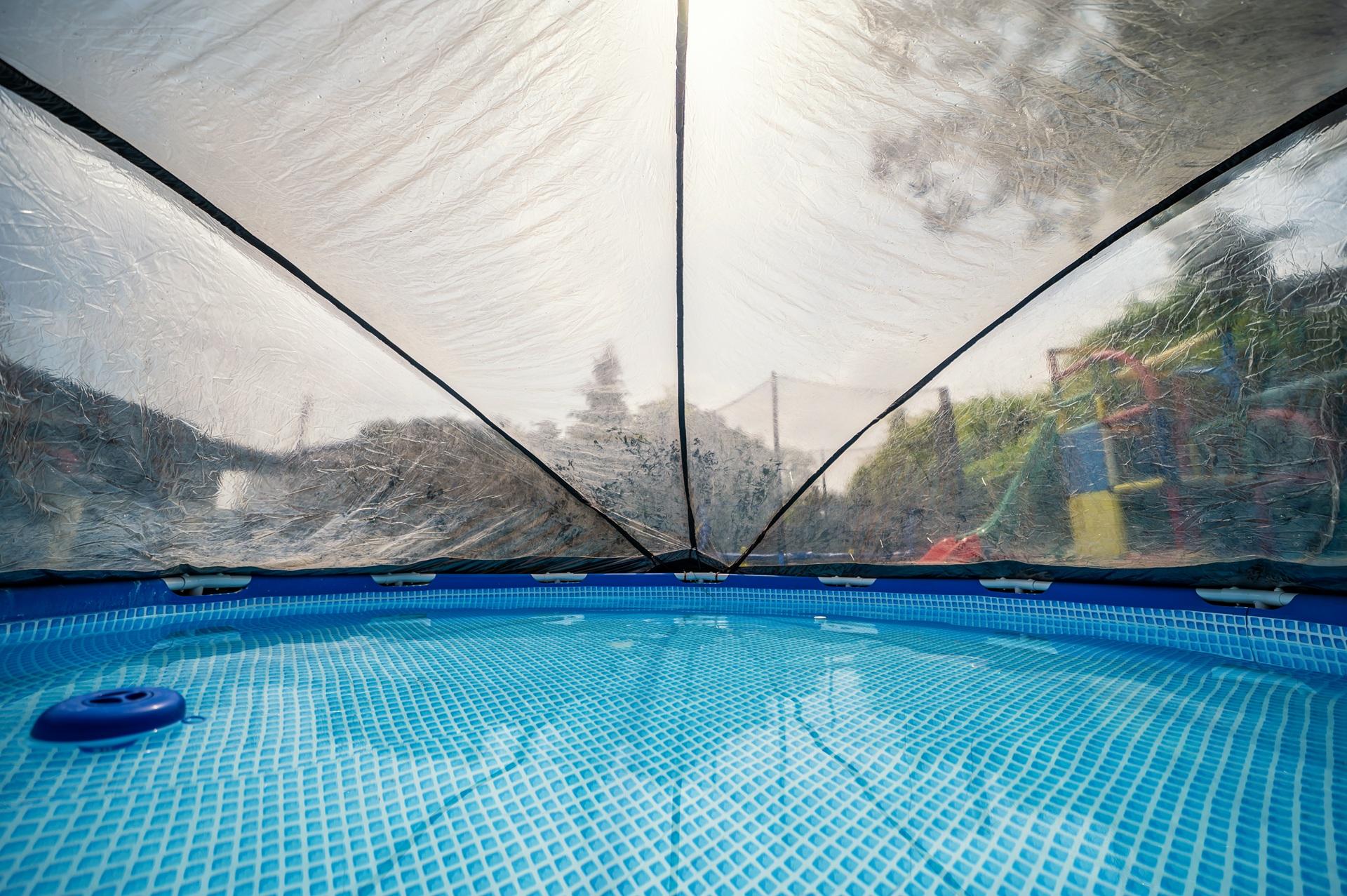 Innenansicht Pool mit Poolüberdachung